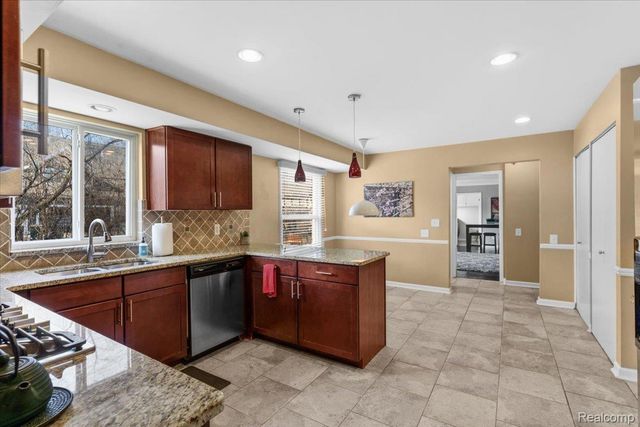 31065 Old Stage Road, Beverly Hills Village, MI 48025