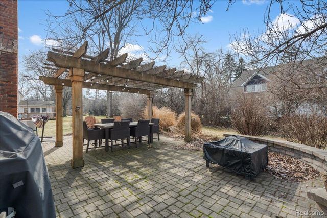 31065 Old Stage Road, Beverly Hills Village, MI 48025