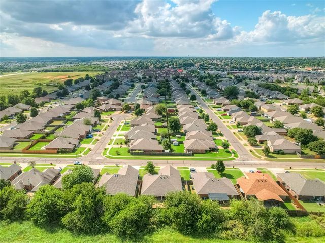 708 Garrison Lane, Yukon, OK 73099