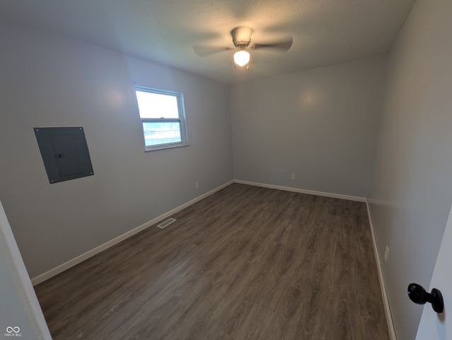 7 N Middle Street, Greenwood, IN 46143