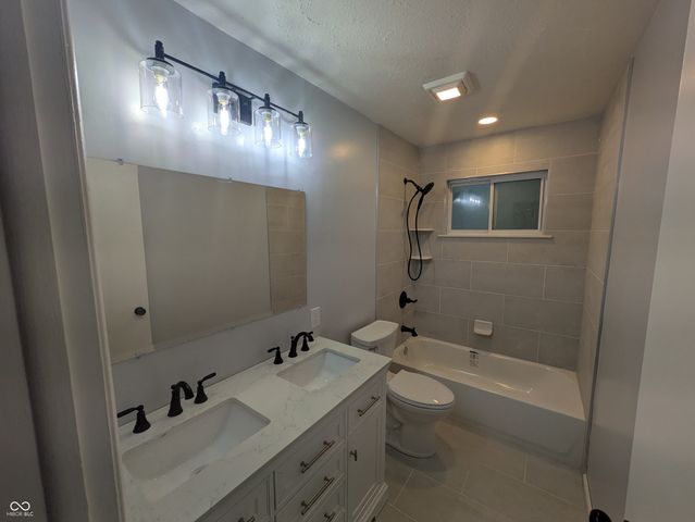 7 N Middle Street, Greenwood, IN 46143