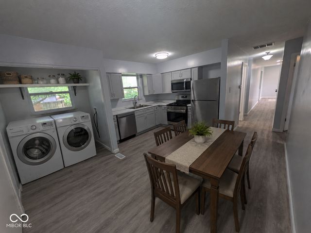 7 N Middle Street, Greenwood, IN 46143