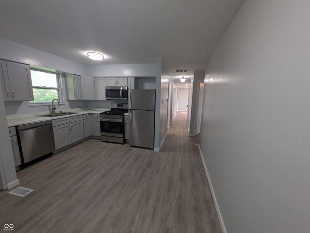 7 N Middle Street, Greenwood, IN 46143