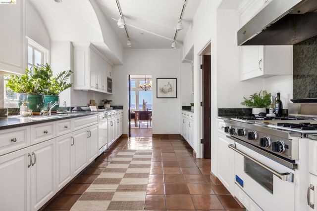 4951 Proctor Ave, Oakland, CA 94618