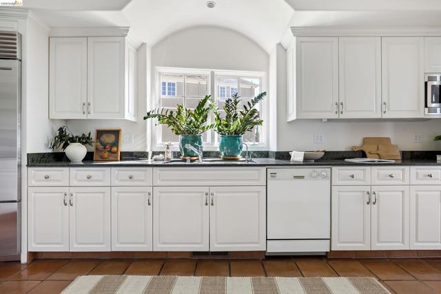 4951 Proctor Ave, Oakland, CA 94618