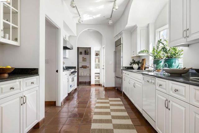 4951 Proctor Ave, Oakland, CA 94618