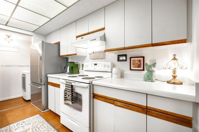 1207 NW 123rd Ave, Pembroke Pines, FL 33026