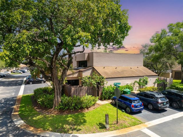 1207 NW 123rd Ave, Pembroke Pines, FL 33026