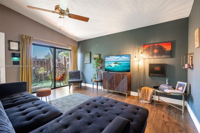 1207 NW 123rd Ave, Pembroke Pines, FL 33026