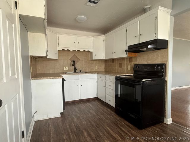 200 S Delaware Street, Dewey, OK 74029