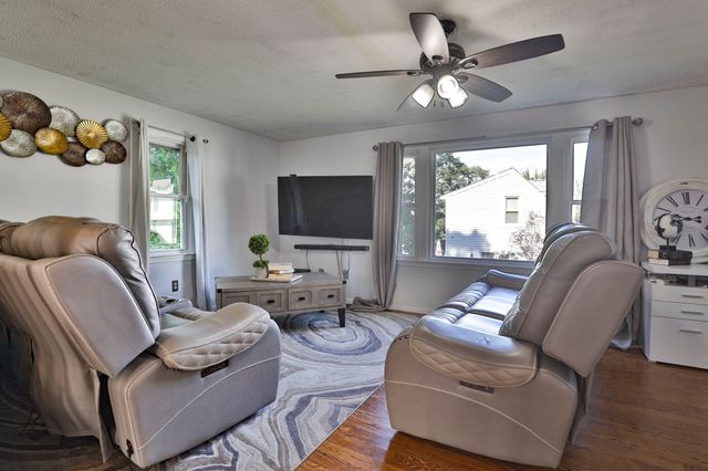 720 Hypine Rd, Dracut, MA 01826