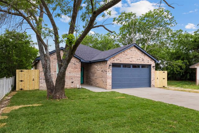 1307 E First north Street, Kaufman, TX 75142