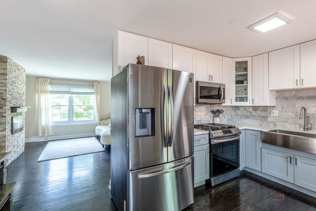 690 Macarthur Drive, Buffalo Grove, IL 60089