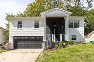 690 Macarthur Drive, Buffalo Grove, IL 60089