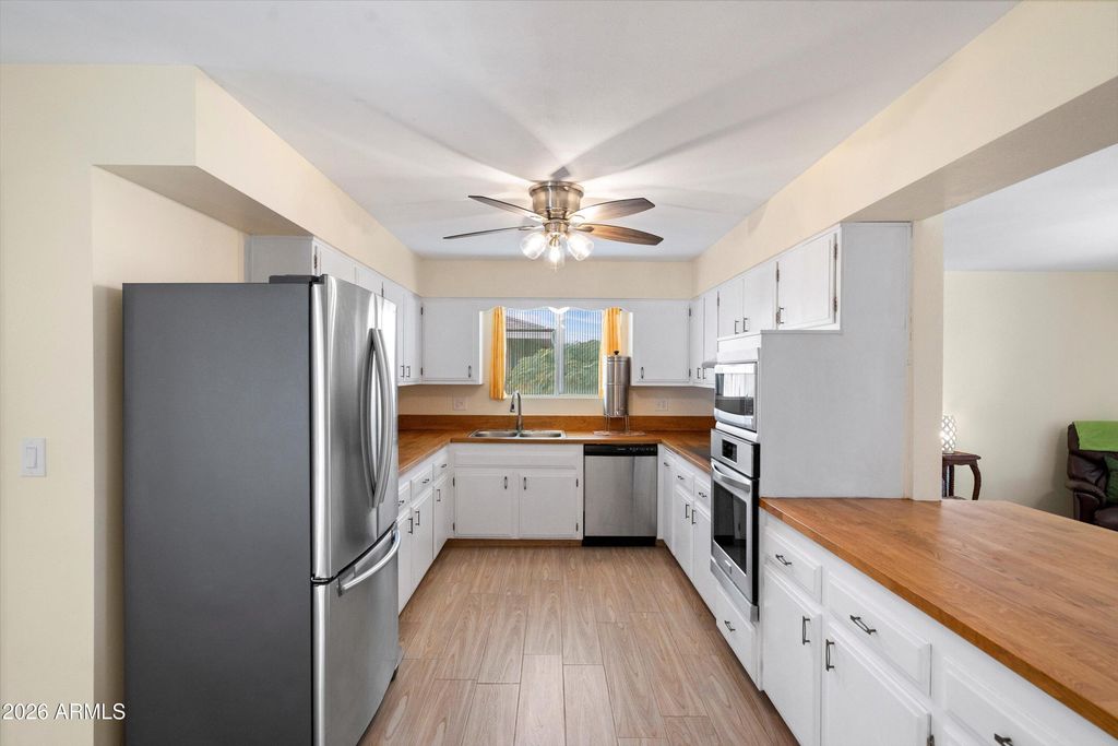 Image 12 of property listing at 10802 W CUMBERLAND Drive, Sun City, AZ 85351