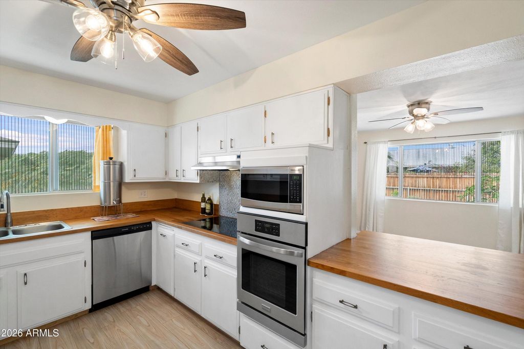 Image 13 of property listing at 10802 W CUMBERLAND Drive, Sun City, AZ 85351