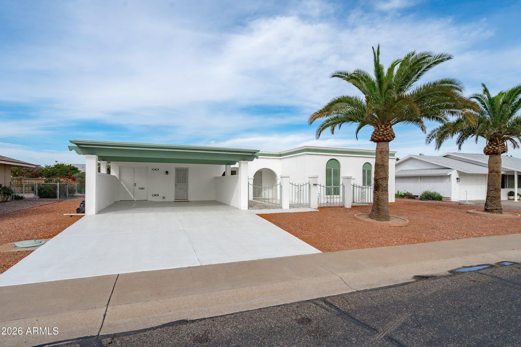 Image 3 of property listing at 10802 W CUMBERLAND Drive, Sun City, AZ 85351