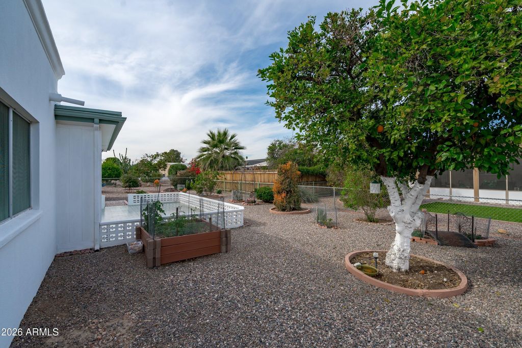 Image 40 of property listing at 10802 W CUMBERLAND Drive, Sun City, AZ 85351