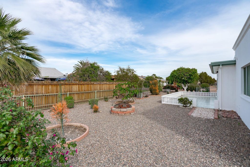Image 43 of property listing at 10802 W CUMBERLAND Drive, Sun City, AZ 85351