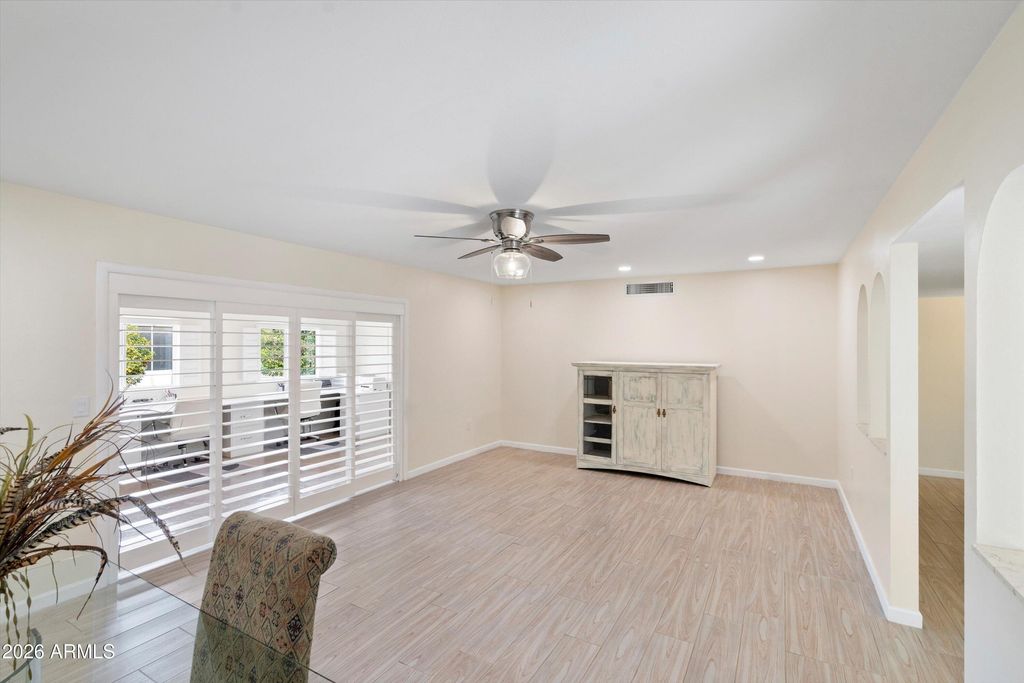 Image 9 of property listing at 10802 W CUMBERLAND Drive, Sun City, AZ 85351