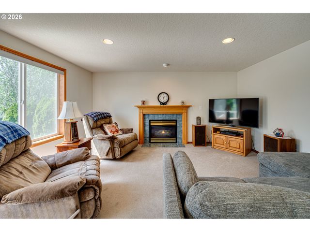 1241 E PIONEER Loop, La Center, WA 98629