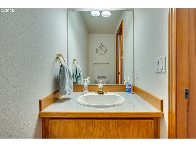 1241 E PIONEER Loop, La Center, WA 98629