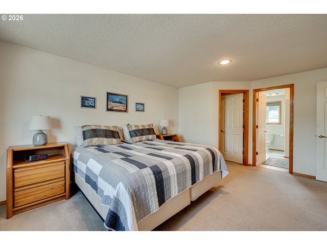 1241 E PIONEER Loop, La Center, WA 98629