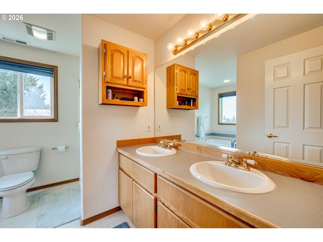 1241 E PIONEER Loop, La Center, WA 98629