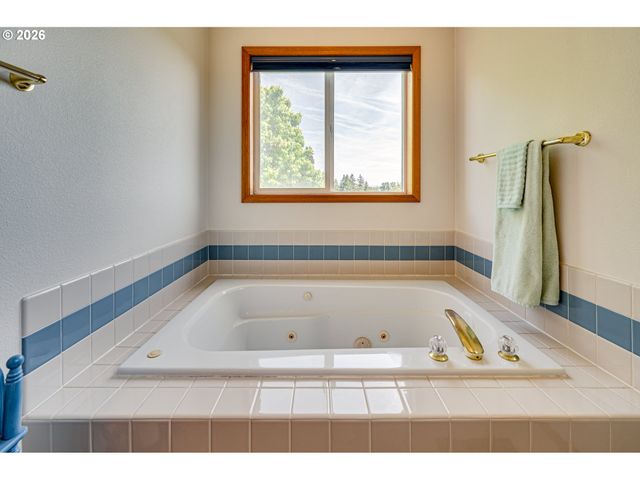 1241 E PIONEER Loop, La Center, WA 98629
