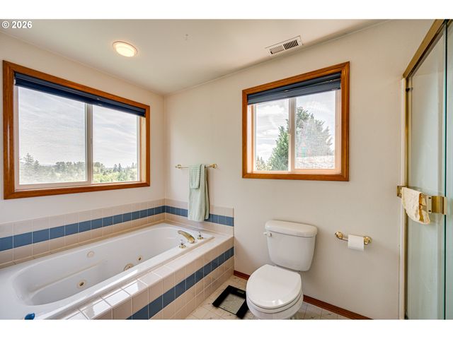 1241 E PIONEER Loop, La Center, WA 98629