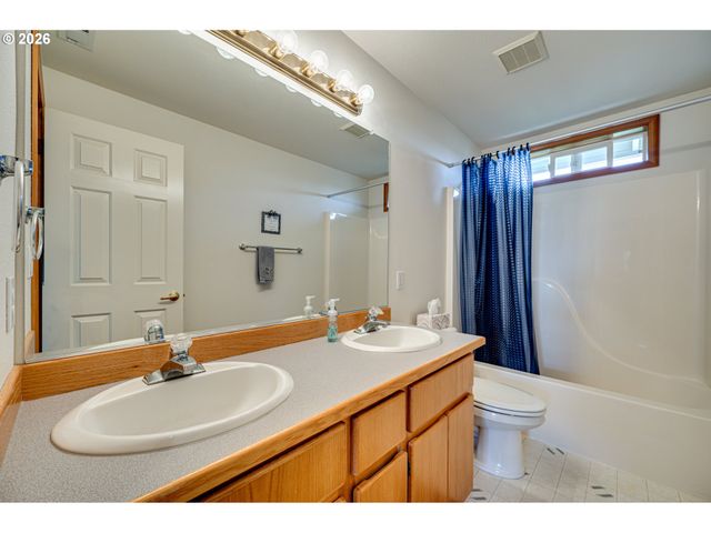 1241 E PIONEER Loop, La Center, WA 98629