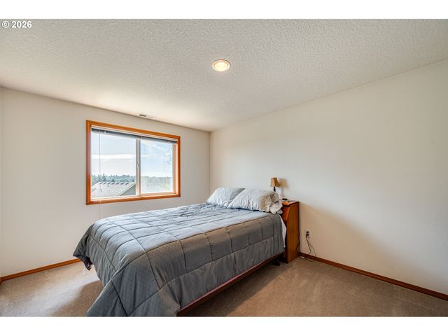 1241 E PIONEER Loop, La Center, WA 98629