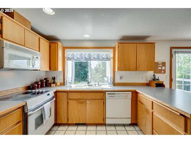 1241 E PIONEER Loop, La Center, WA 98629