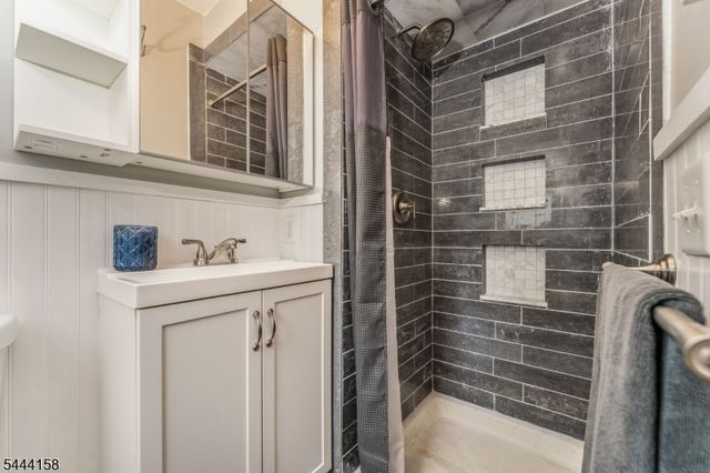 2 Vivian Plz, Andover Twp., NJ 07860
