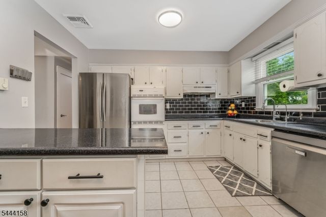 2 Vivian Plz, Andover Twp., NJ 07860