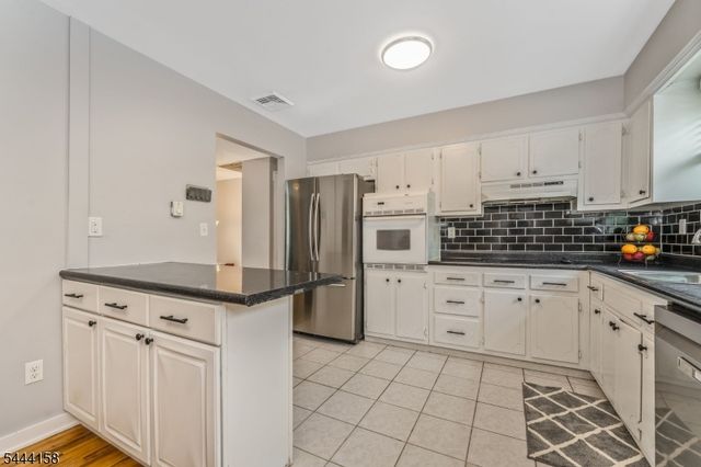 2 Vivian Plz, Andover Twp., NJ 07860