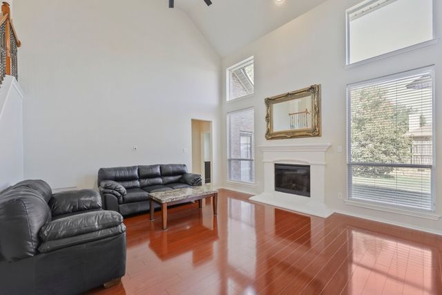 5828 Ivy Glen Drive, Grand Prairie, TX 75052