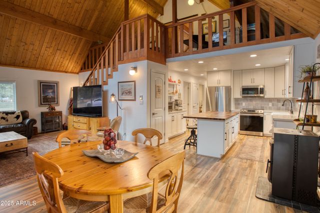 1912 Little Doe Trail, Overgaard, AZ 85933