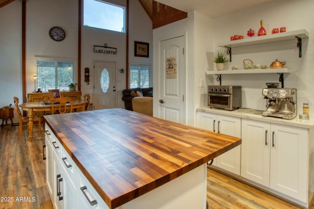 1912 Little Doe Trail, Overgaard, AZ 85933