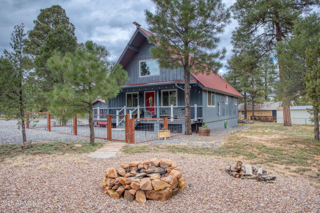 1912 Little Doe Trail, Overgaard, AZ 85933