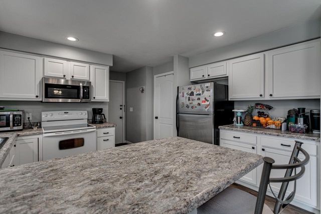 1025 GREENDALE COURT, Menasha, WI 54952