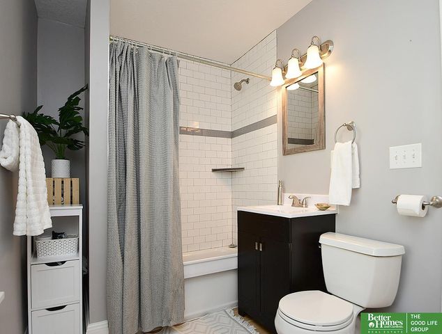 2211 Hanscom Boulevard, Omaha, NE 68105