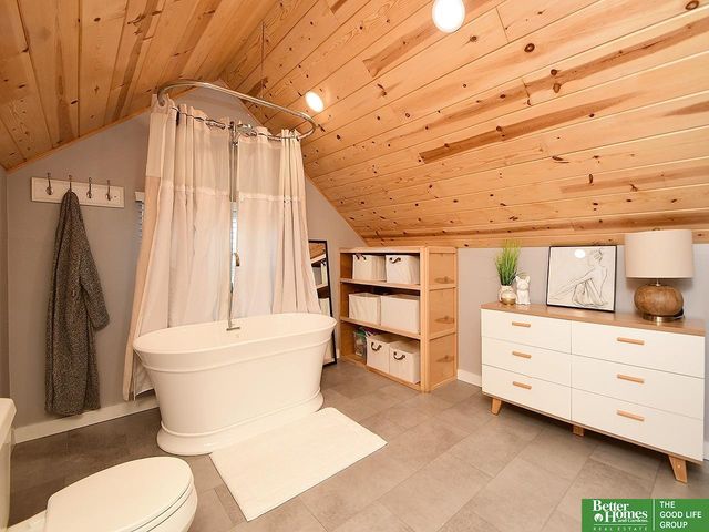 2211 Hanscom Boulevard, Omaha, NE 68105