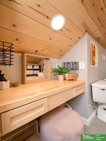 2211 Hanscom Boulevard, Omaha, NE 68105