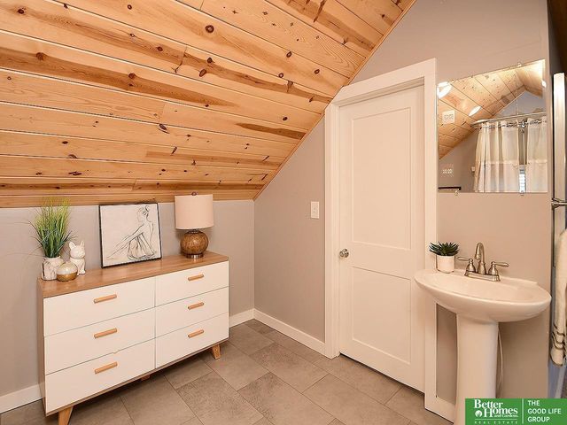 2211 Hanscom Boulevard, Omaha, NE 68105