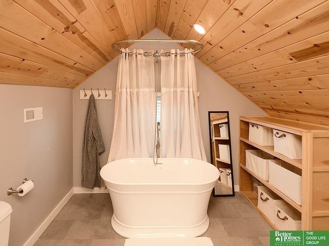 2211 Hanscom Boulevard, Omaha, NE 68105