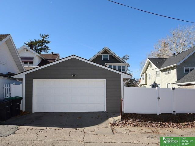 2211 Hanscom Boulevard, Omaha, NE 68105