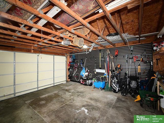 2211 Hanscom Boulevard, Omaha, NE 68105