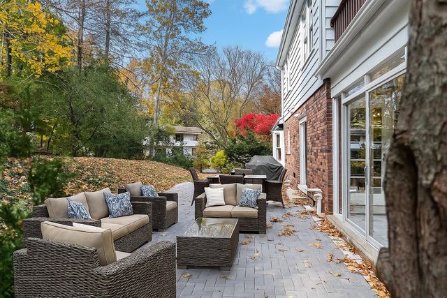 3075 Hunting Valley Drive, Ann Arbor, MI 48104