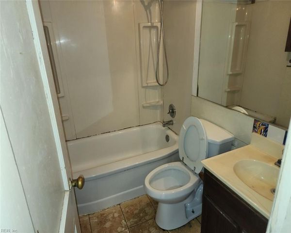 27 Crestwood CIR, Hampton, VA 23669